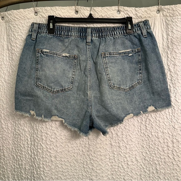 Aerie Blue Jean Shorts with Distressed Hem Size L (NWT) - Picture 2 of 9